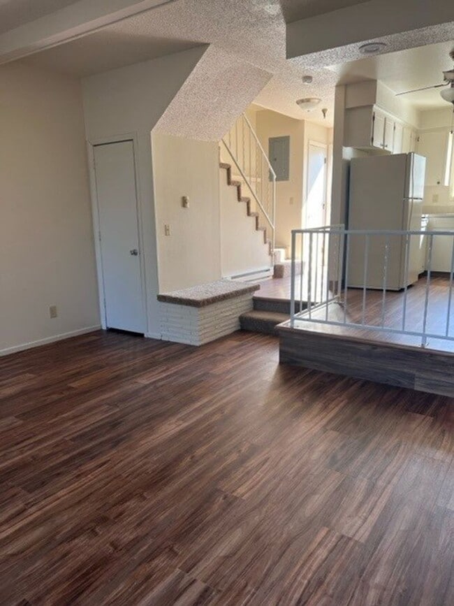 Building Photo - FREE RENT! 2x1 Townhome on Miller St S