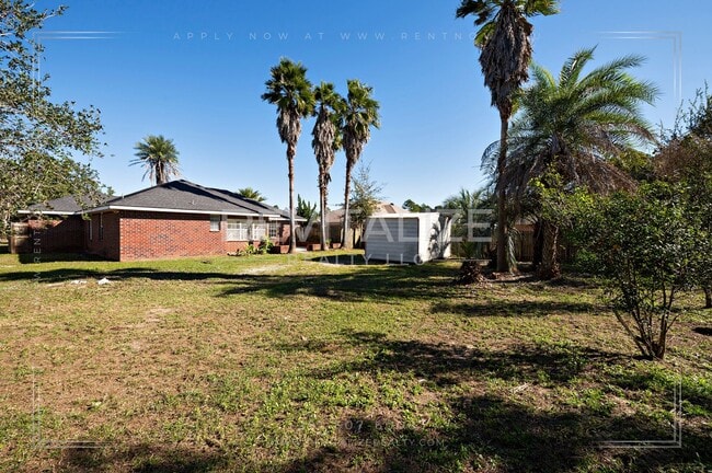 Building Photo - Lovely Brick Home Just Minutes from the Be...