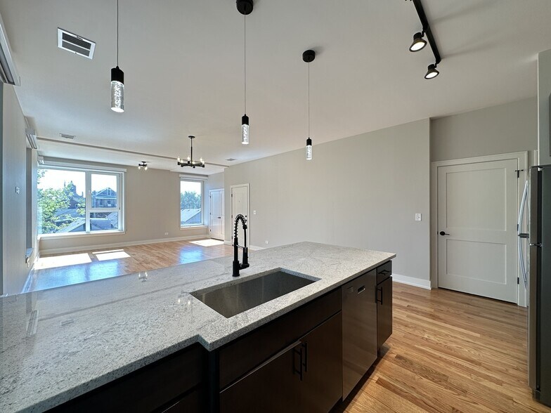 Building Photo - 2100 W 18th Pl