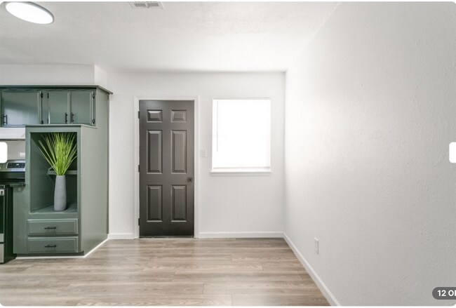 Building Photo - ASK ABOUT OUR VALENTINES DAY MOVE-IN SPECI...