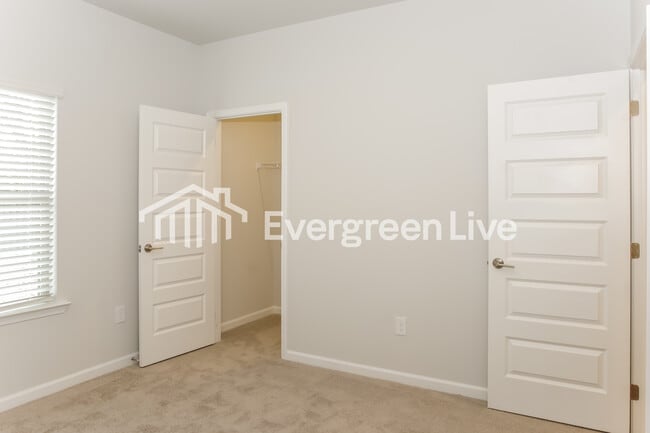 Building Photo - 300 Pond Spg Dr