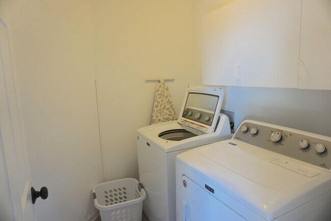 Building Photo - 3 BED | 2.5 BATH | POOLER