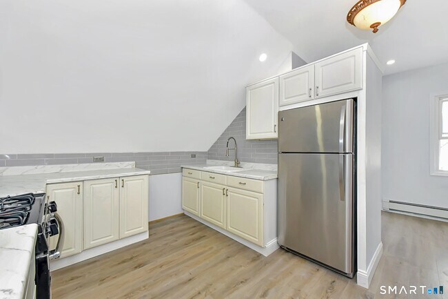 Building Photo - 463 Wilmot Ave