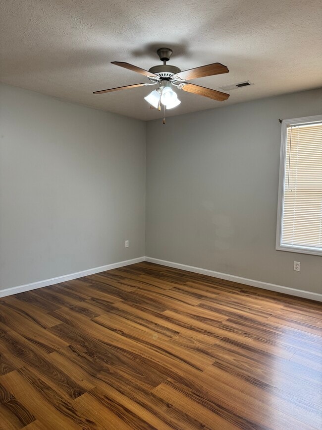 Building Photo - 143 School Side Dr