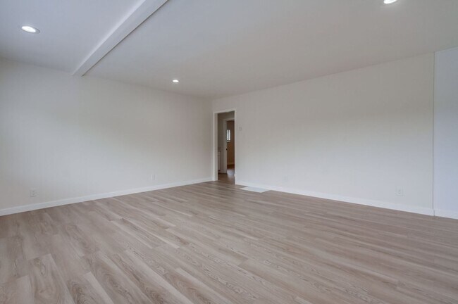 Building Photo - Charming Fully Remodeled 3-Bedroom Home in...