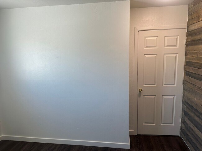 Building Photo - SE!!! Townhouse, Community Pool, Clubhouse...
