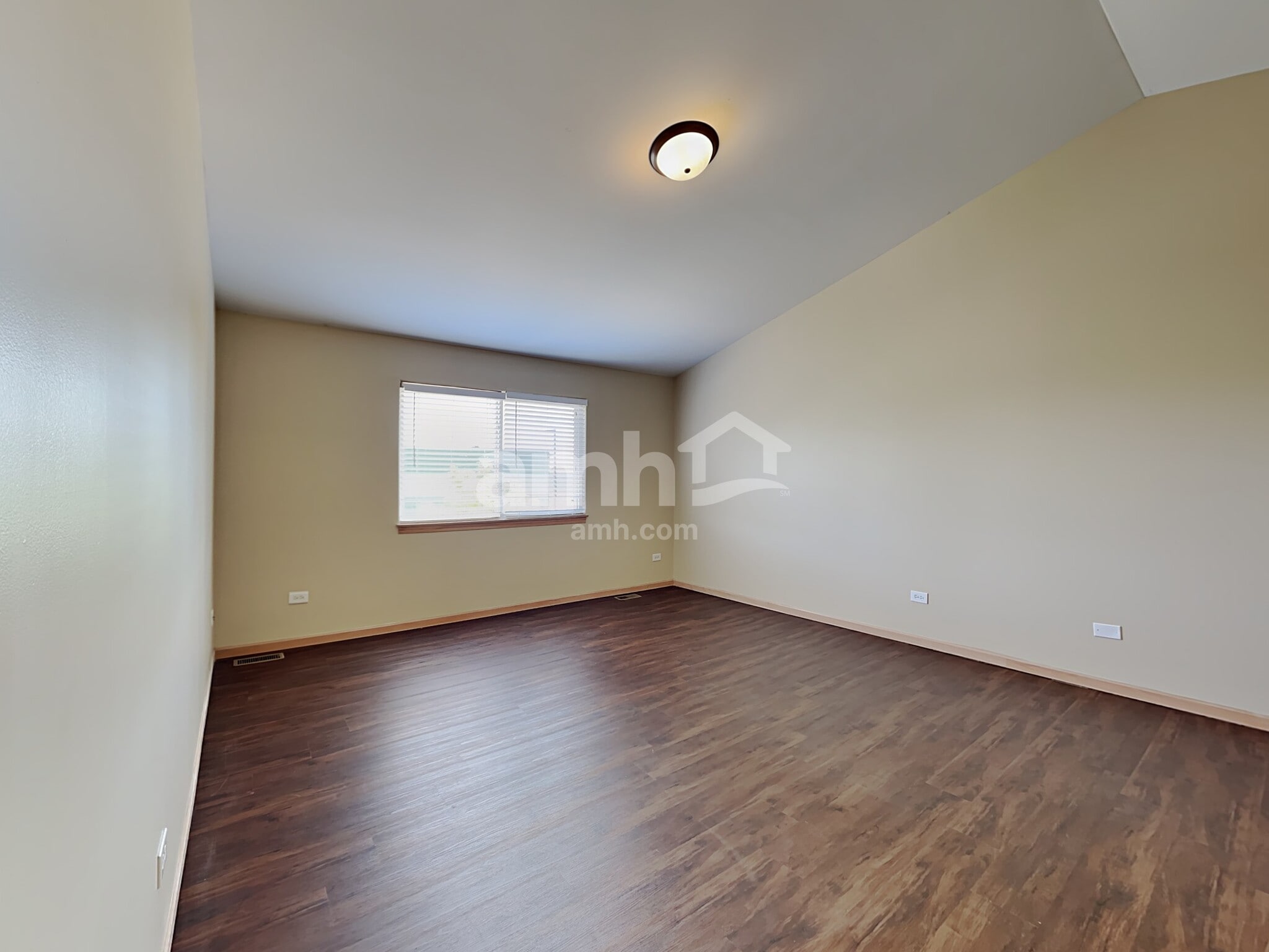 Building Photo - 916 Mazalin Dr
