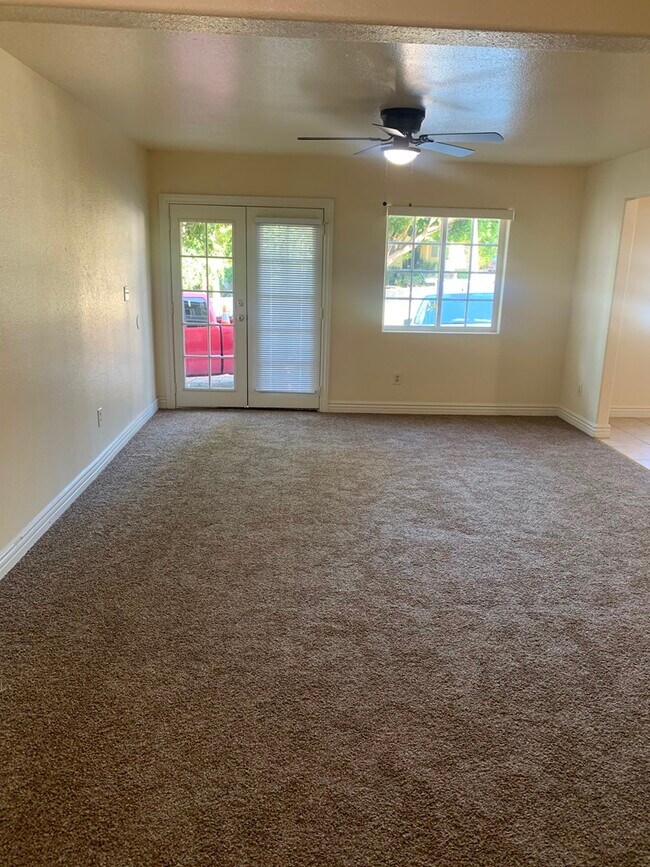 Building Photo - 2554 Eastlake Ave