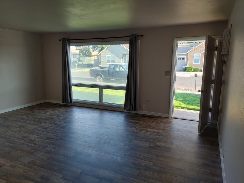 Living Room - 214 E 6Th Ave