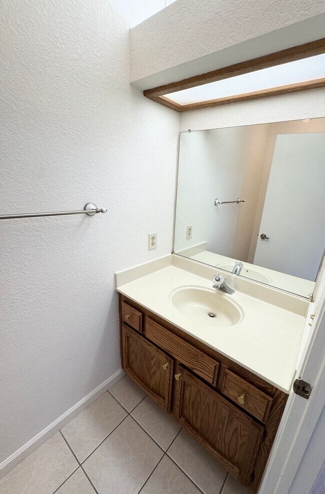 Building Photo - Freshly Painted 3 Bedroom + Loft in Desirable Elk Grove Neighborhood