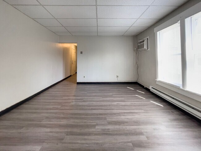 Building Photo - Charming 1-Bedroom Apartment Near Ball Sta...