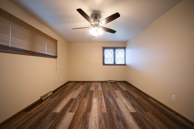 Building Photo - Mid-Century 3 Bedroom in Pine Valley Estates