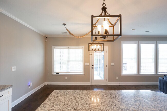 Building Photo - 657 Tree Top Trl