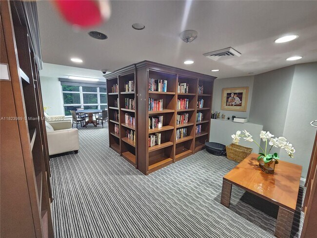 Building Photo - 3500 Mystic Pointe Dr