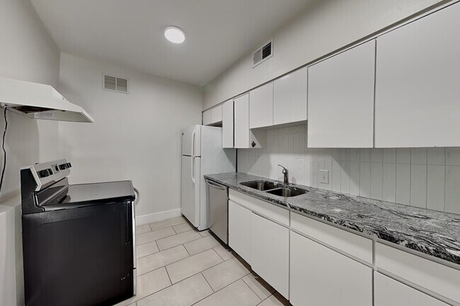 Building Photo - 3801 1/2 W Palmira Ave