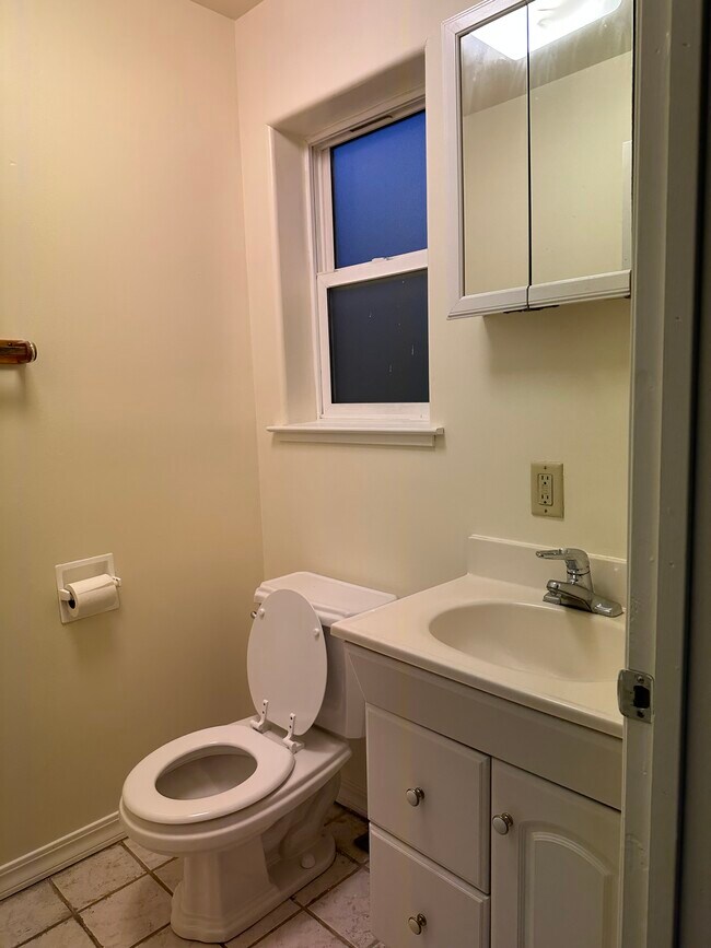 1/2 bath in bed 4 - 551 59th St