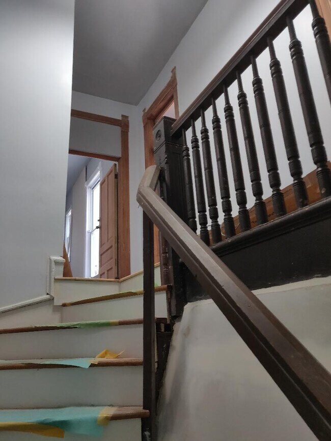 Building Photo - 708 S Oakley Blvd