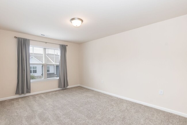 Building Photo - Three Bedroom End Unit Home!