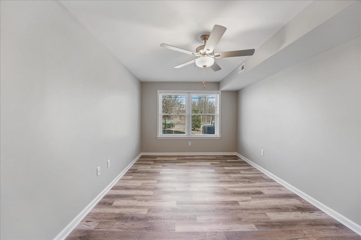 Building Photo - 552 Creek Rd