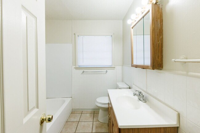 Building Photo - Charming 3 bedroom
