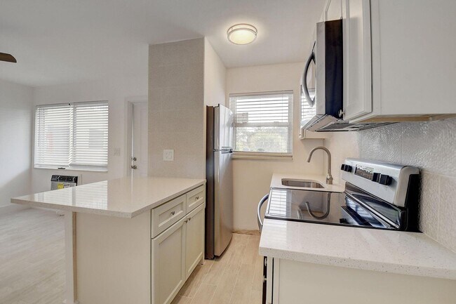 Building Photo - 525 S Broadway