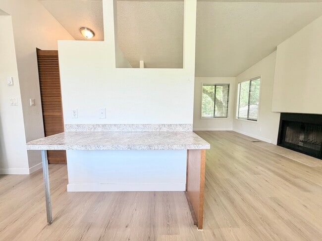 Building Photo - Lake Oswego 2 Bedroom Condo with $500 Move-In Incentive – Utilities Included!