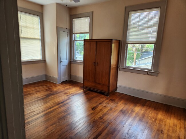 Building Photo - 1302 E Victory Dr