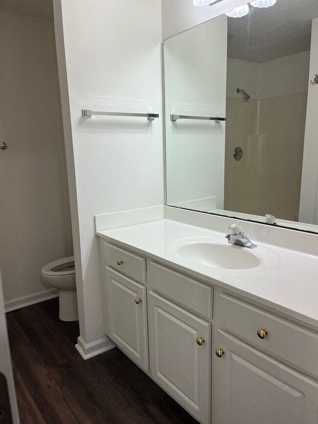 Building Photo - Spacious condo in excellent location