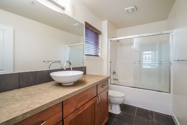 Building Photo - 2400 NE Park Dr