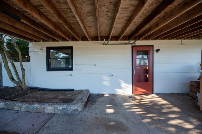 Building Photo - 3 Bedroom Home in Rainer Beach - Beautiful view over Lake Washington