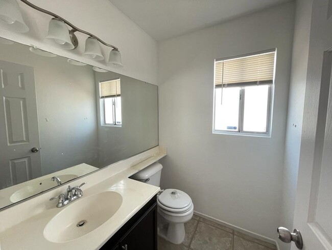 Building Photo - Beautiful 3 bed 2.5 bathroom home