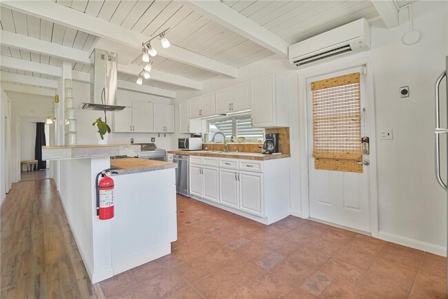 Building Photo - 7 Sunset Ln