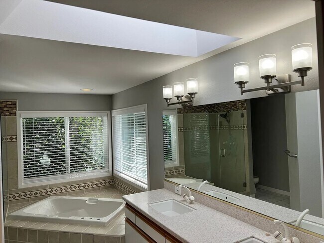 Building Photo - STUNNING CUSTOM HOME! IN STEILACOOM- MINUT...
