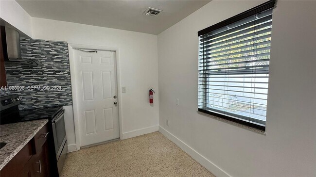 Building Photo - 514 NE 4th Ave