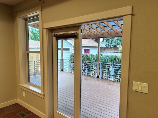 Building Photo - Burnt Bridge Creek 4 bedroom- Single Level