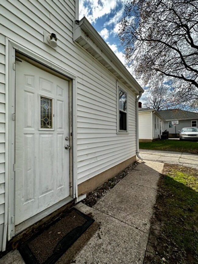 Building Photo - Spacious 3 Bedroom 1 Bath Single Family Ho...