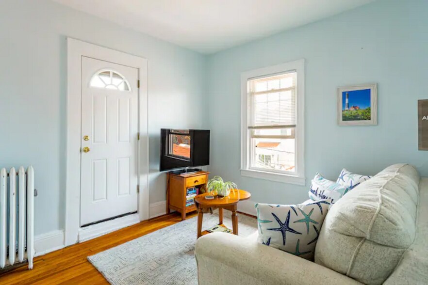 Building Photo - 28 Walnut E St