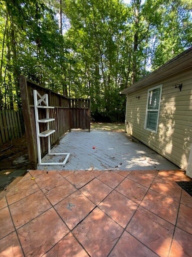 Building Photo - Welcome to this stunning 3-bedroom, 2-bath...