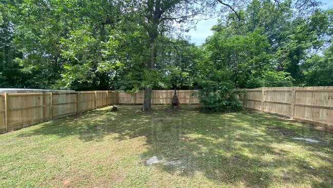 Building Photo - 2-Bed Home in Oakridge Community - Renovated