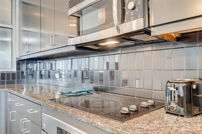 Building Photo - 333 W Trade St