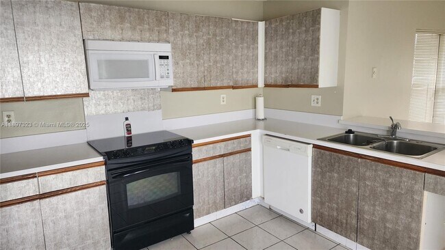 Building Photo - 10628 SW 118th Pl
