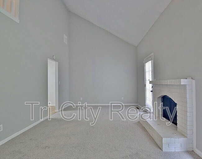Building Photo - 210 Flat Creek Ct