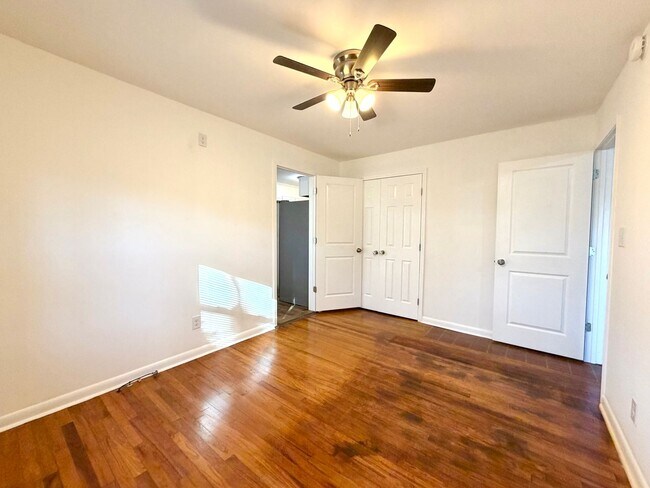 Building Photo - 887 Elwood Dr