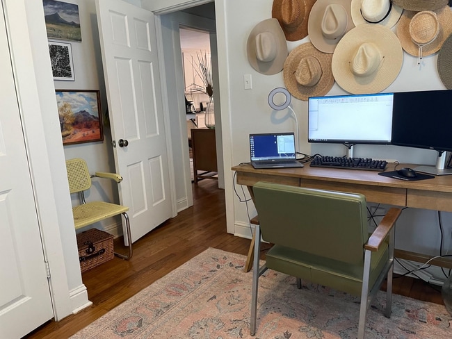 Building Photo - Hyde Park gem with Casita!!!