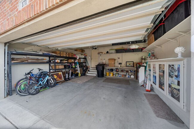 Building Photo - $2,000 Rent Credit! 6-Bedroom Home in West...