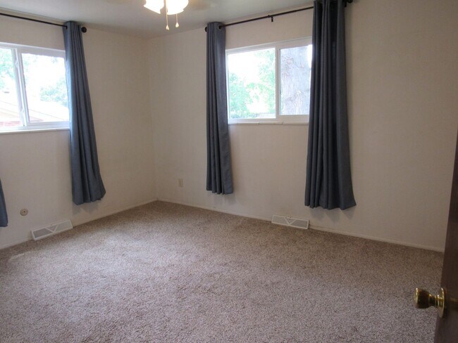 Building Photo - Spacious Bi Level home backing to open space