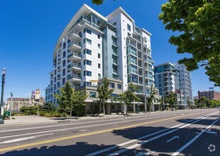 Building Photo - Rare luxurious 3 bedroom condo on the wate...