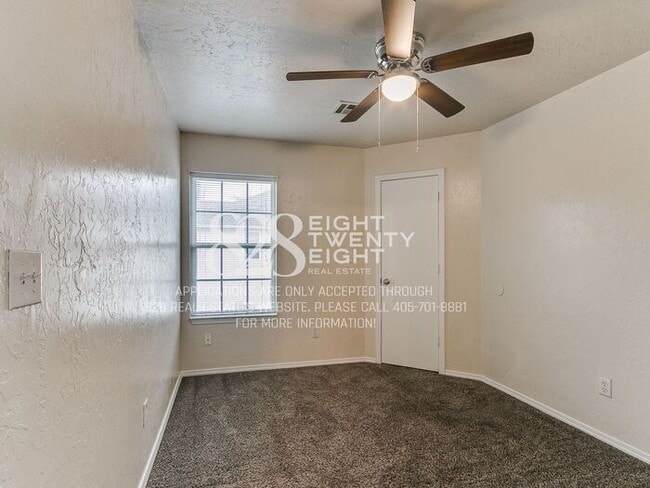 Building Photo - *AVAILABLE NOW!* Spacious 3 Bed/2.5 Bath Duplex Townhome Available in Norman!