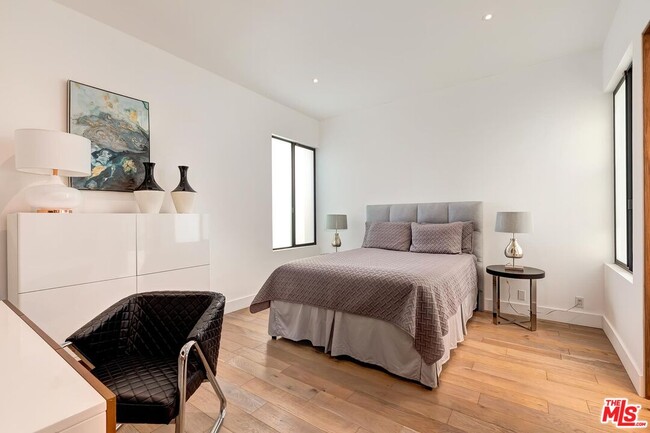 Building Photo - 920 Linda Flora Dr