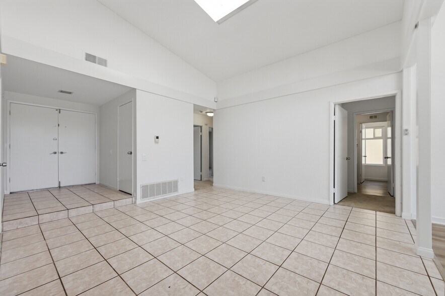 Building Photo - 14545 Hillndale Way